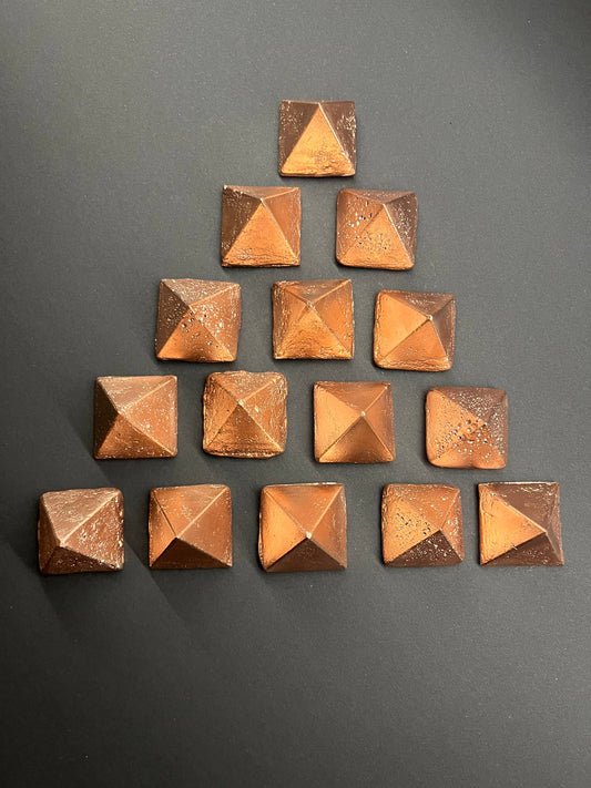 Raw Copper Pyramid – Energy Resonator & Space Harmonizer (Handmade 4×4 cm Sacred Geometry)